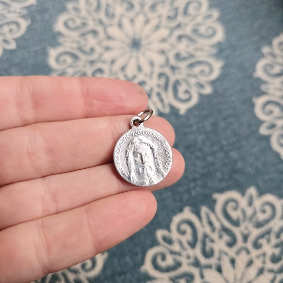 Vintage Dainty Silver Jesus Christ Medal Medallion Coin Pendant - Picture 2 of 5
